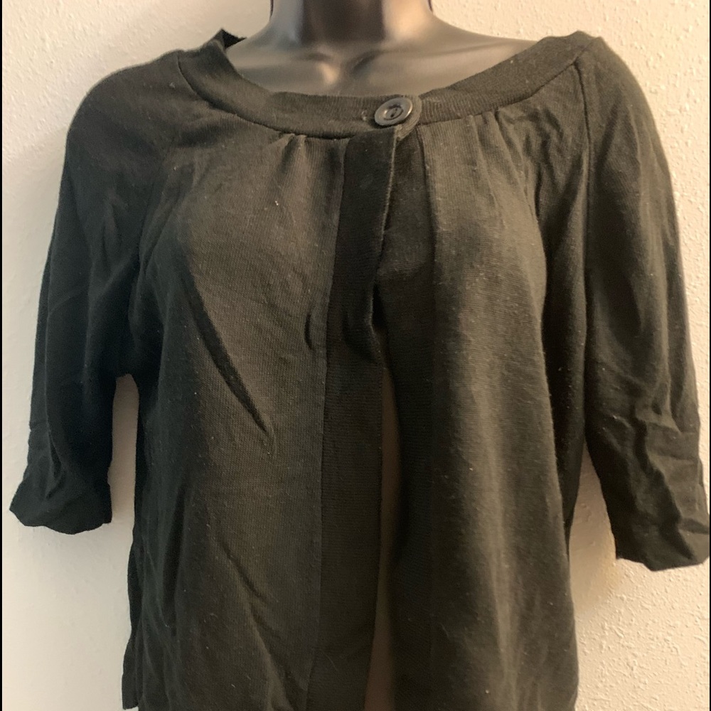 Suspicious lines black one button sweater size large guc